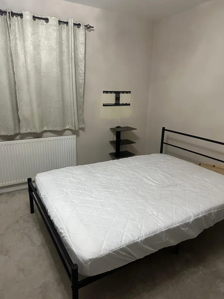 Room Manor Road in Greater London
