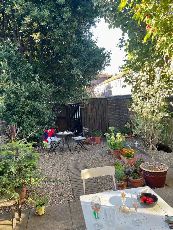 Room Pownall Road in Greater London