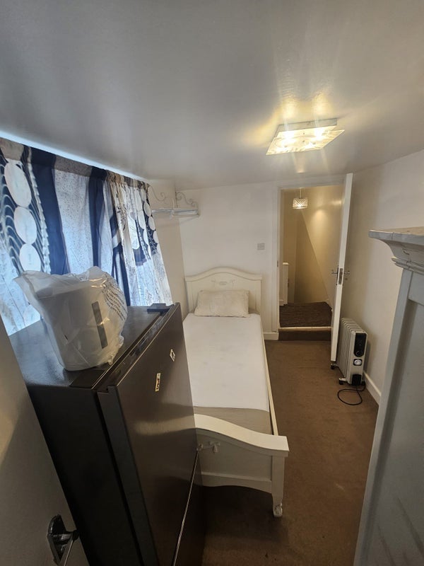 Room Upper Luton Road in Chatham
