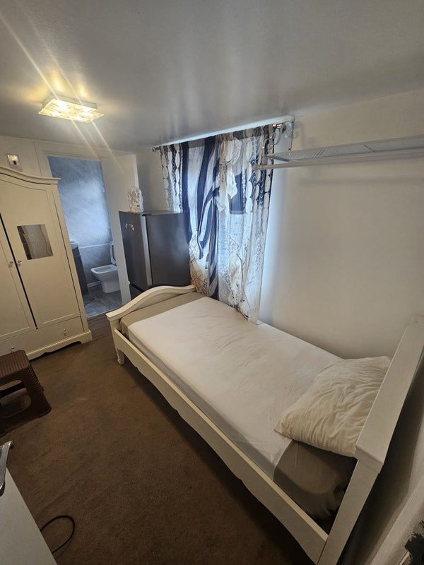 Room Upper Luton Road in Chatham