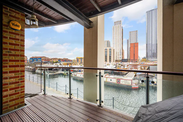 Flat Boardwalk Place in Greater London
