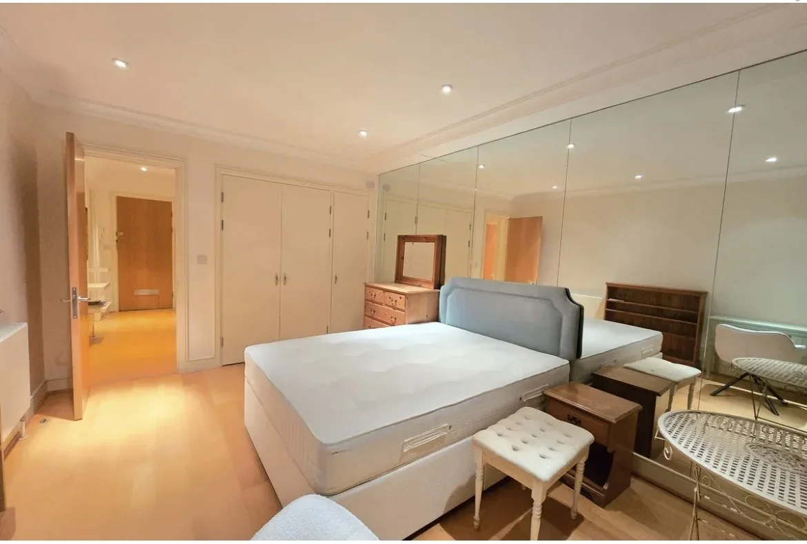 Flat Star Place in Greater London