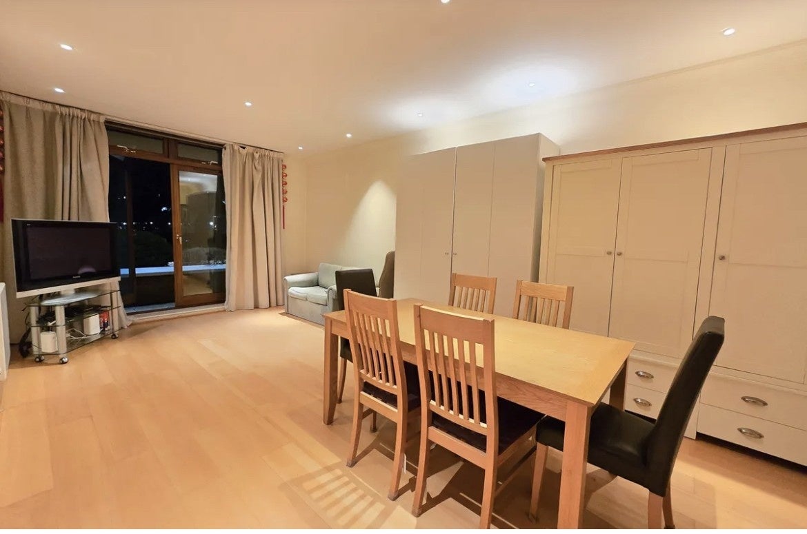 Flat Star Place in Greater London