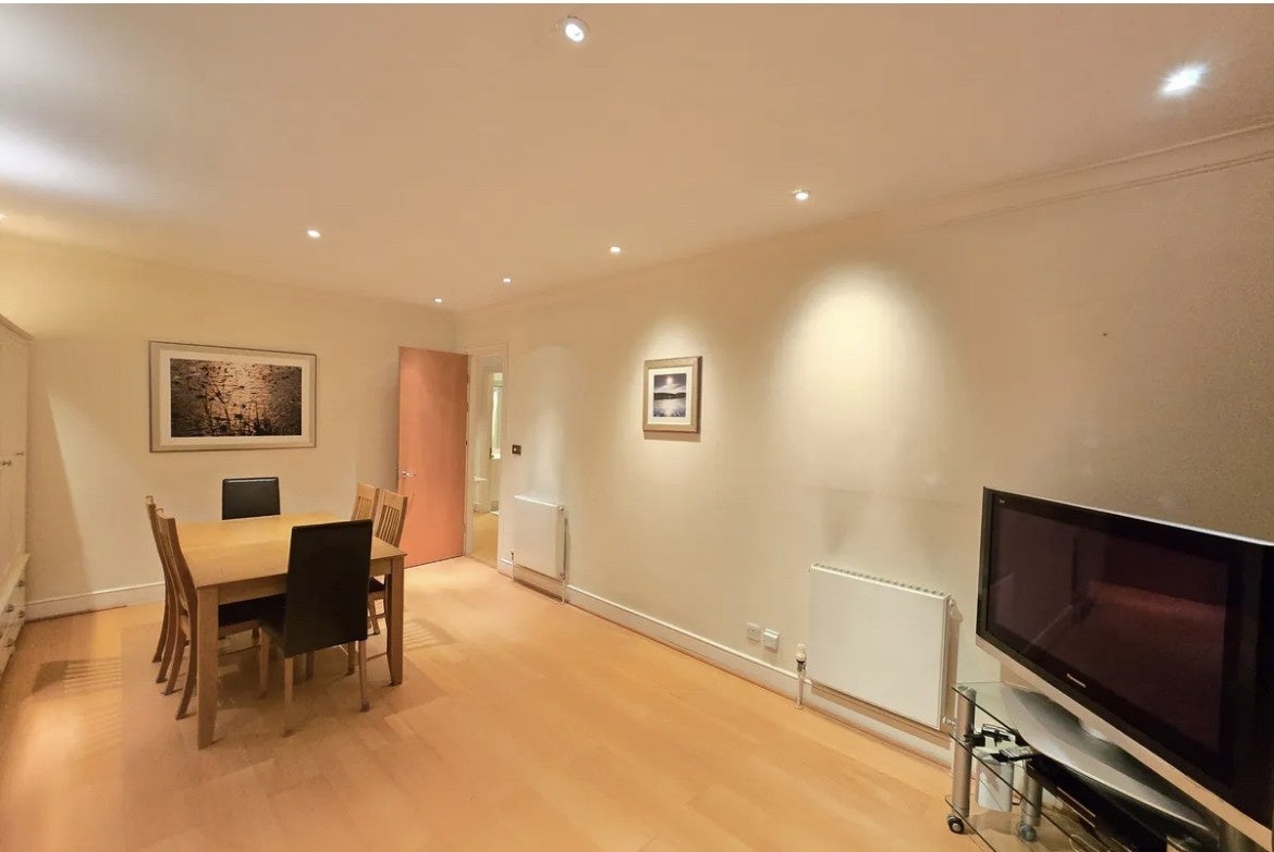 Flat Star Place in Greater London