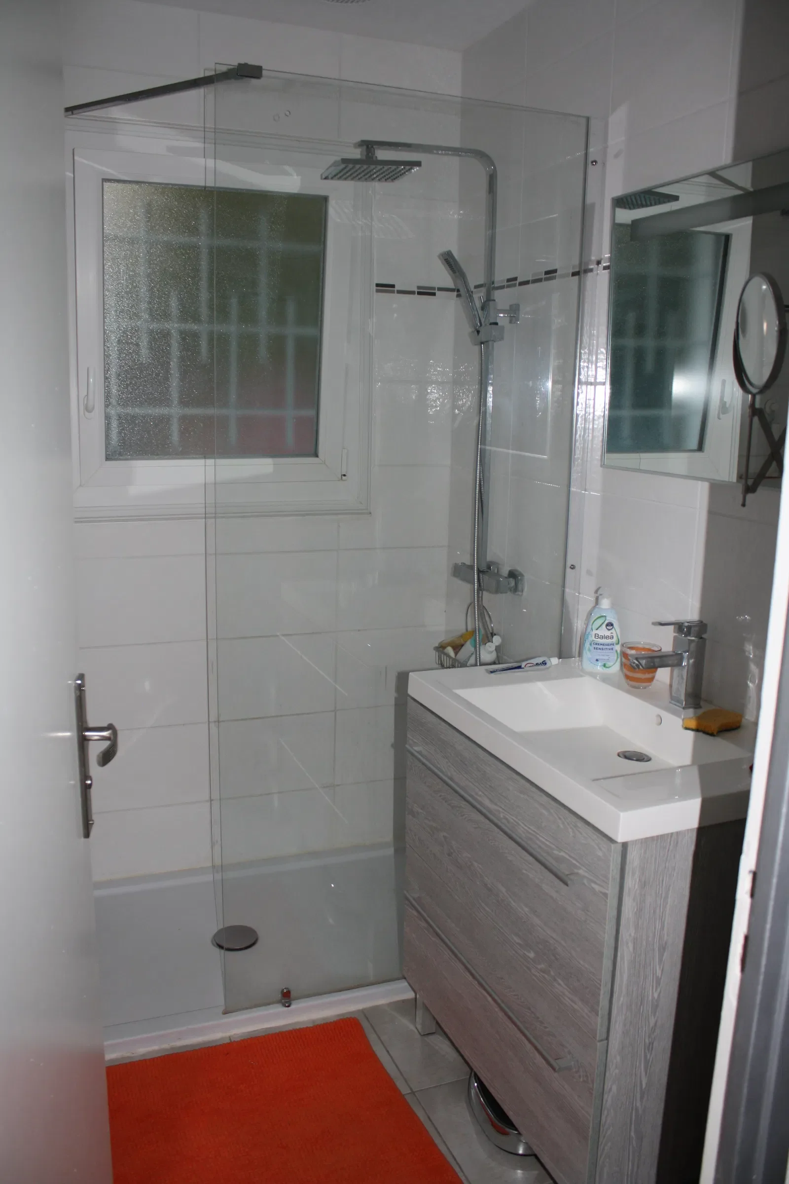 Room Rue de Budapest in Le Mans
