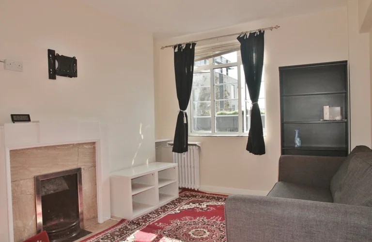 Flat Hammersmith Road in Greater London