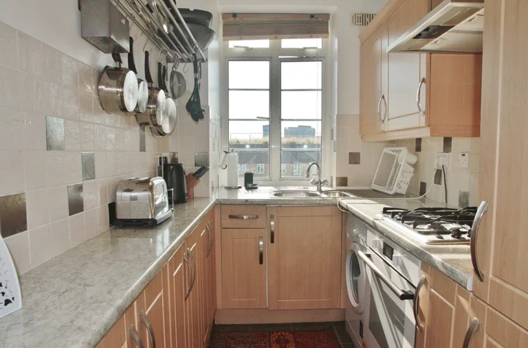 Flat Hammersmith Road in Greater London