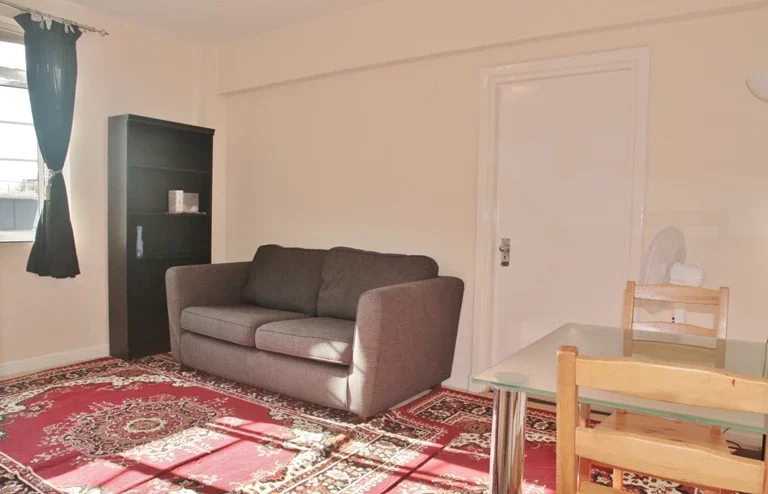 Flat Hammersmith Road in Greater London