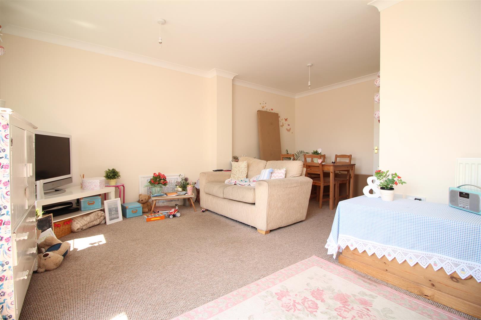 House Hereford Close in Ashford