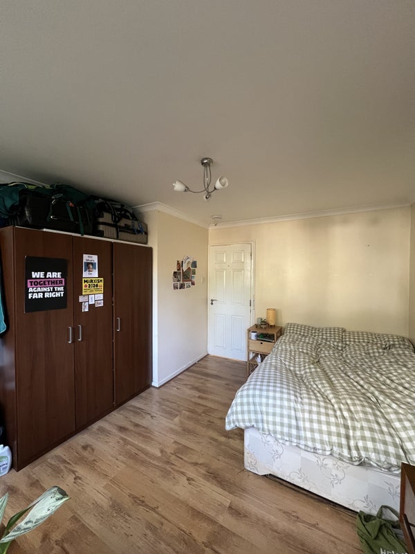 Room Mackenzie Road in Greater London