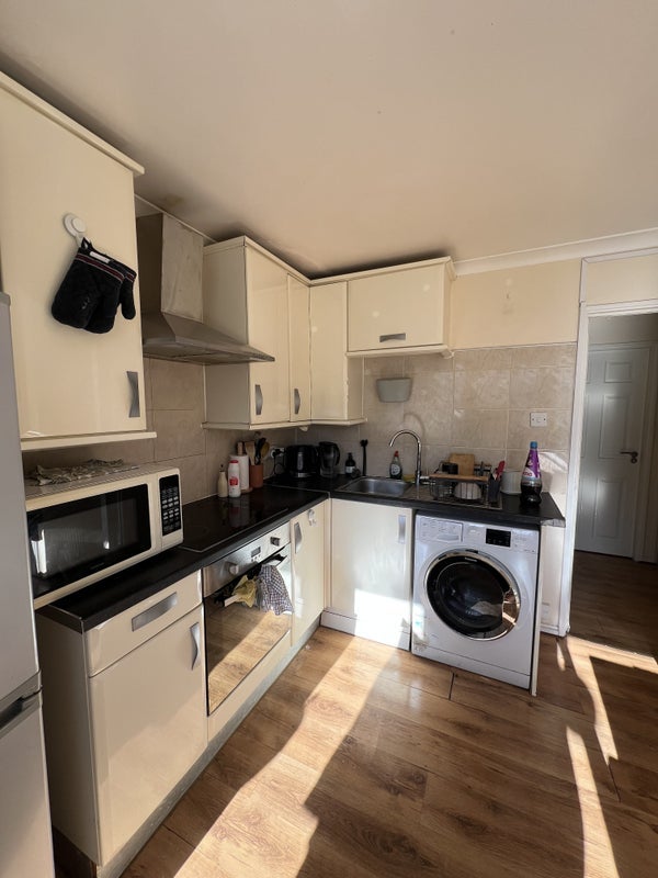 Room Mackenzie Road in Greater London