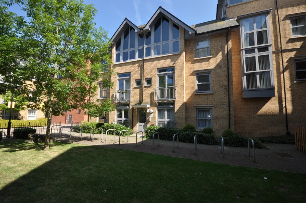 Flat Simmonds Road in Canterbury