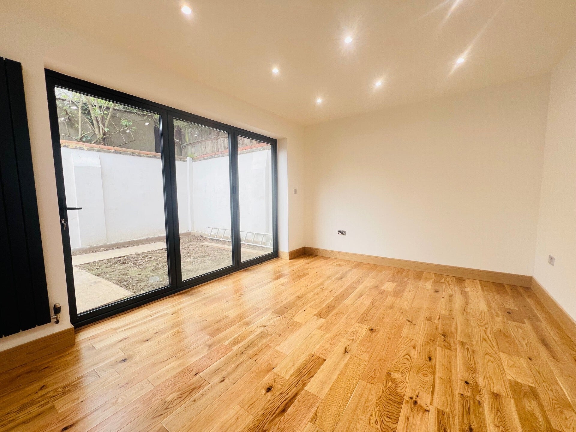 Flat Ashburton Road in Greater London