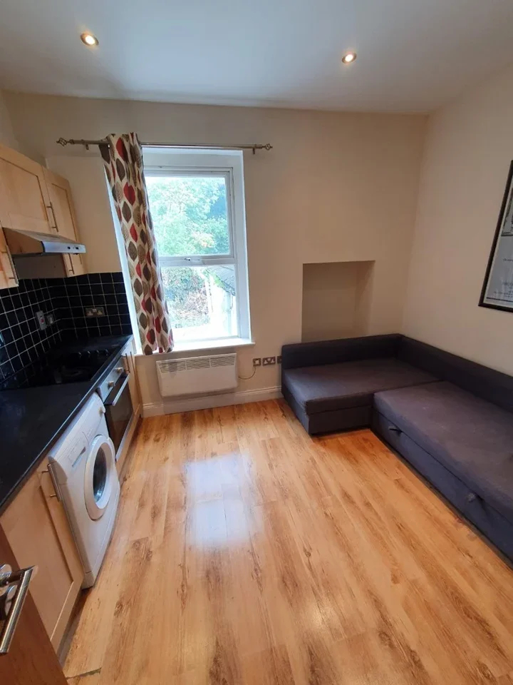 Flat Brownhill Road in Greater London
