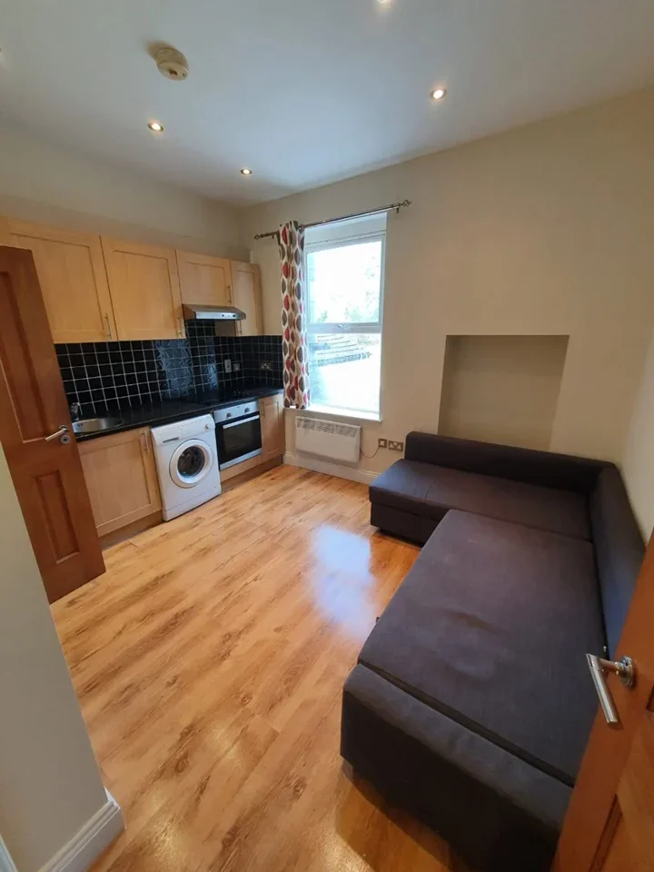 Flat Brownhill Road in Greater London