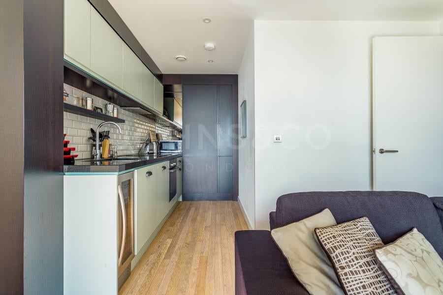 Flat Cobblestone Square in Greater London