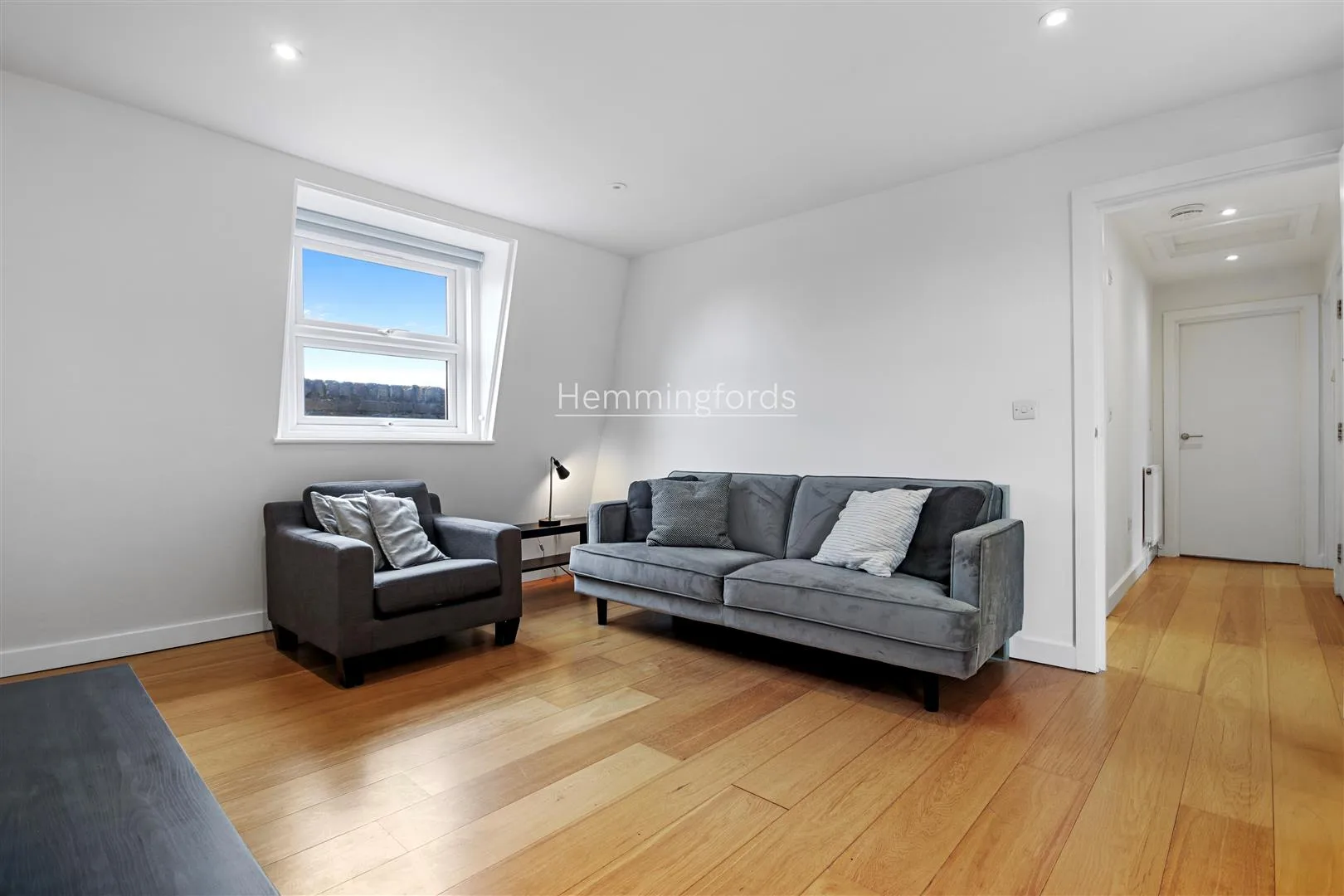 Flat Belgrave Street in Greater London