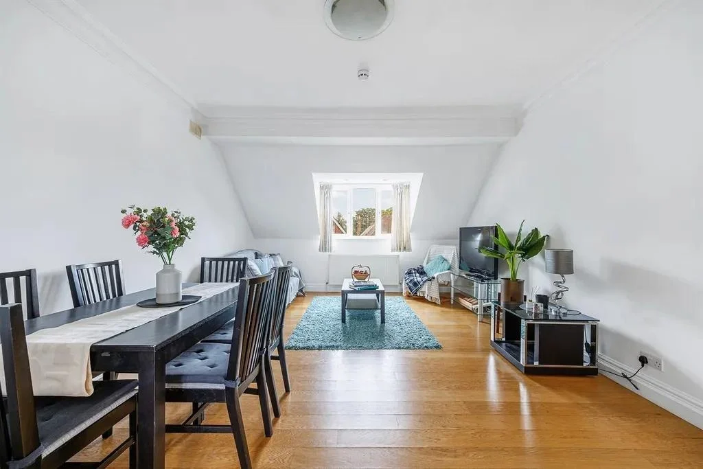 Flat Warwick Road in Greater London