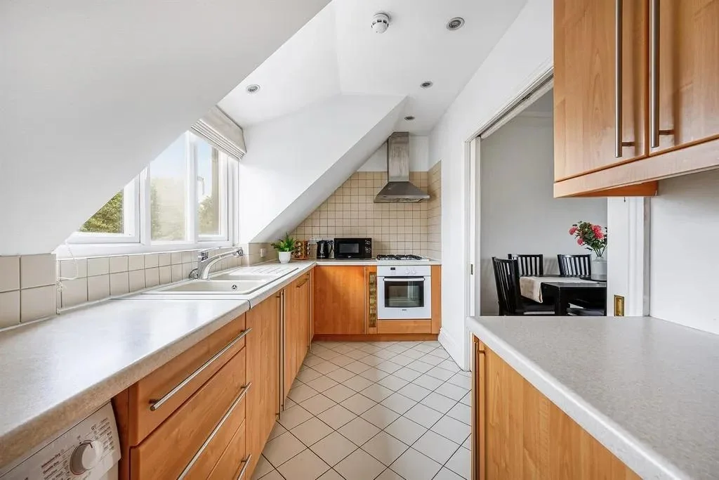 Flat Warwick Road in Greater London
