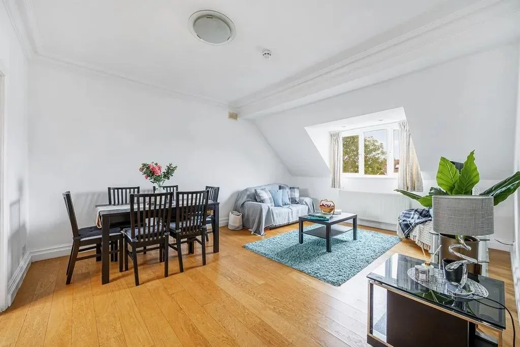 Flat Warwick Road in Greater London
