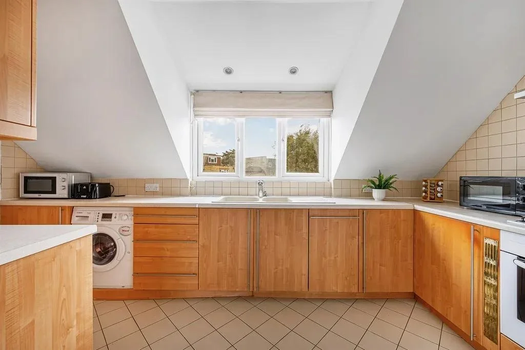 Flat Warwick Road in Greater London