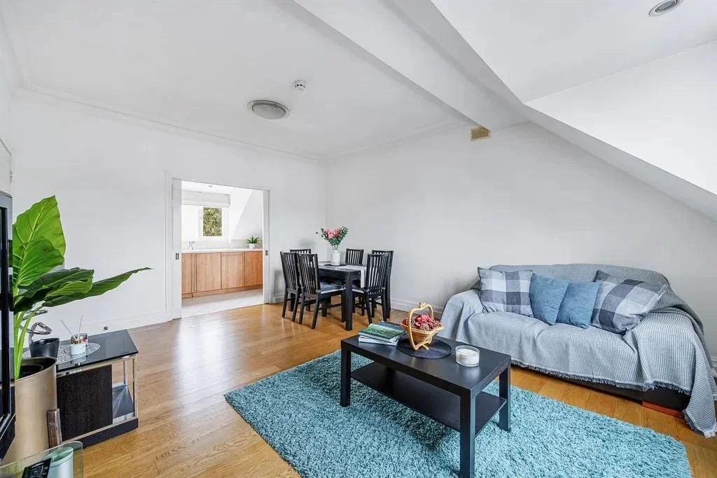 Flat Warwick Road in Greater London
