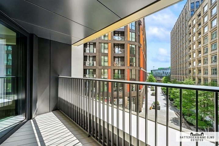 Flat Ponton Road in Greater London