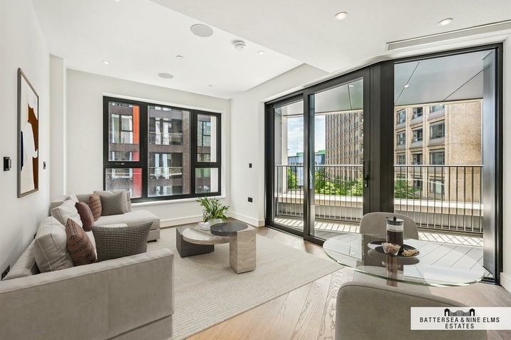 Flat Ponton Road in Greater London