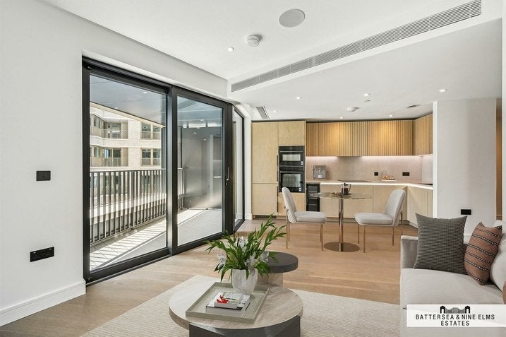 Flat Ponton Road in Greater London