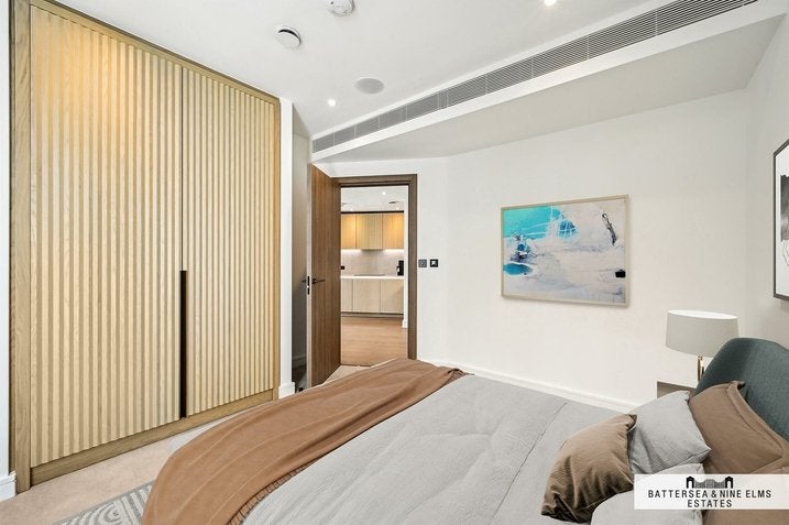 Flat Ponton Road in Greater London