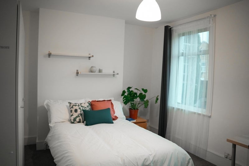 Room Alloa Road in Greater London