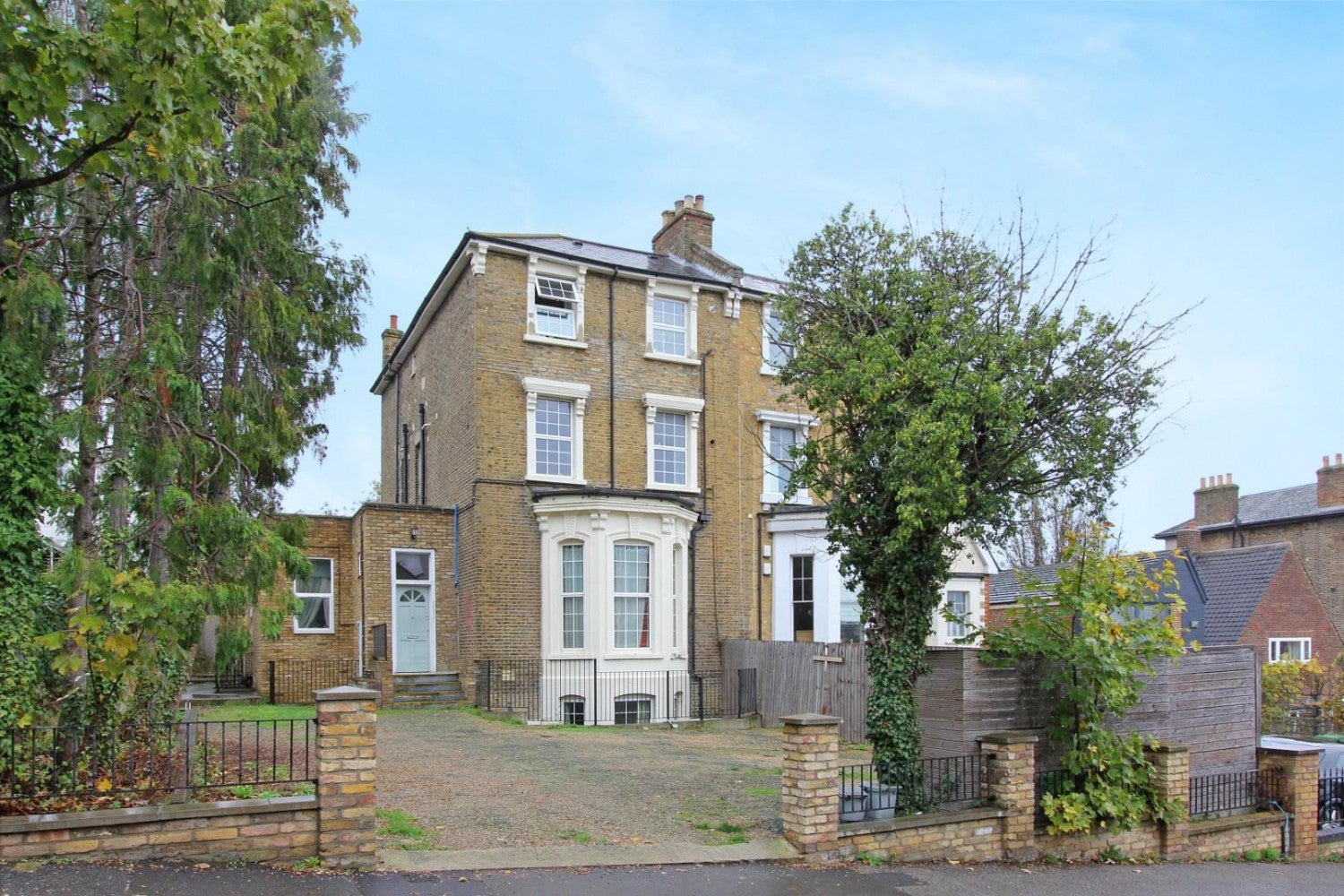 Flat Manor Mount in Greater London