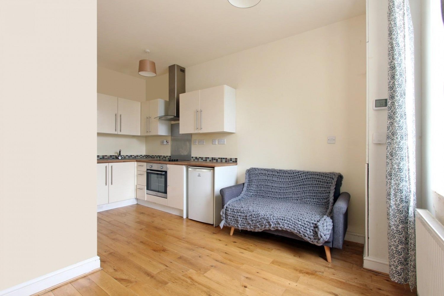 Flat Manor Mount in Greater London