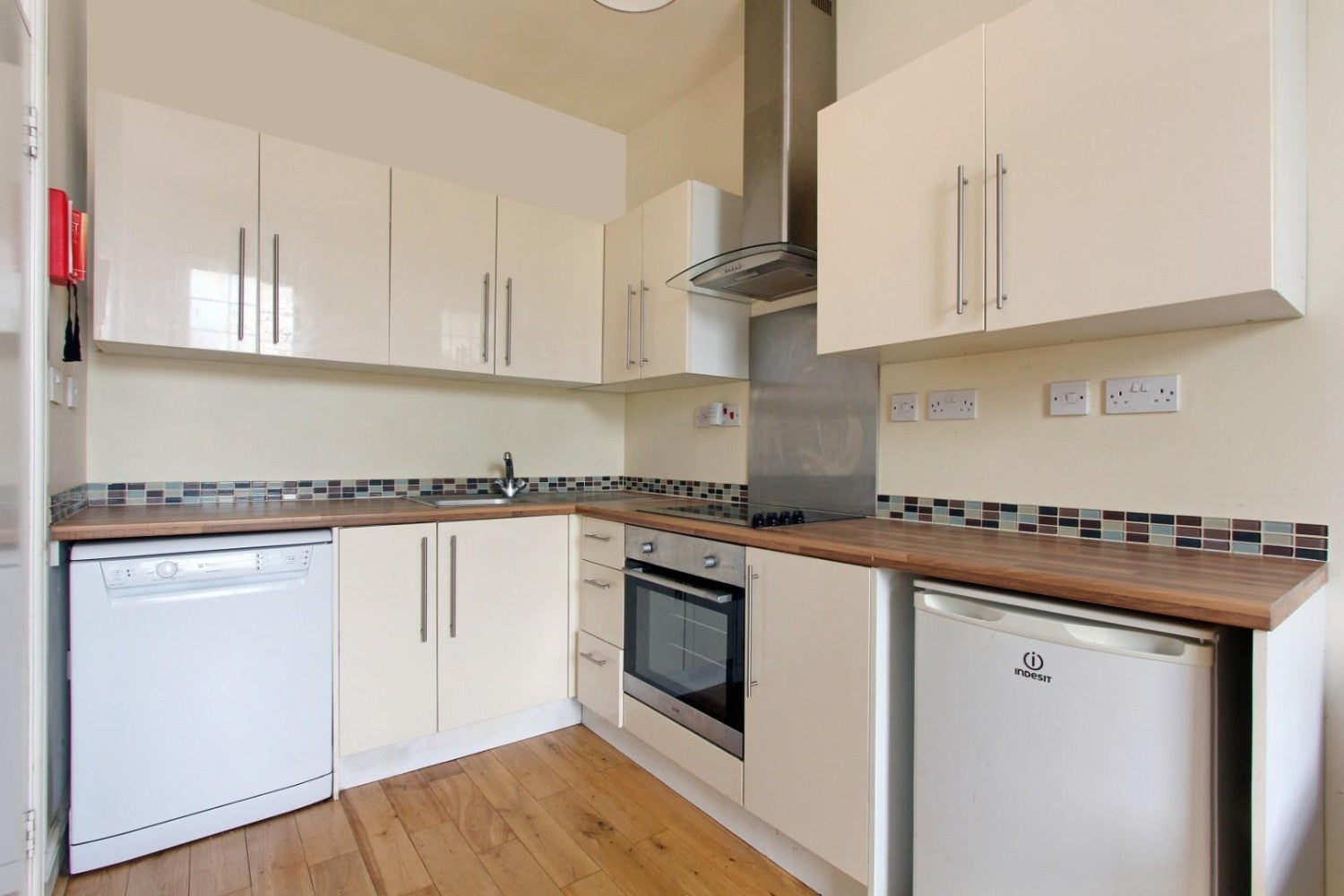 Flat Manor Mount in Greater London