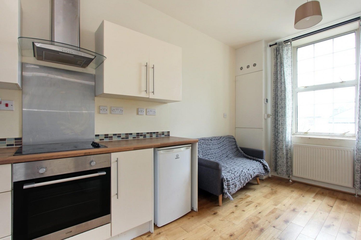 Flat Manor Mount in Greater London