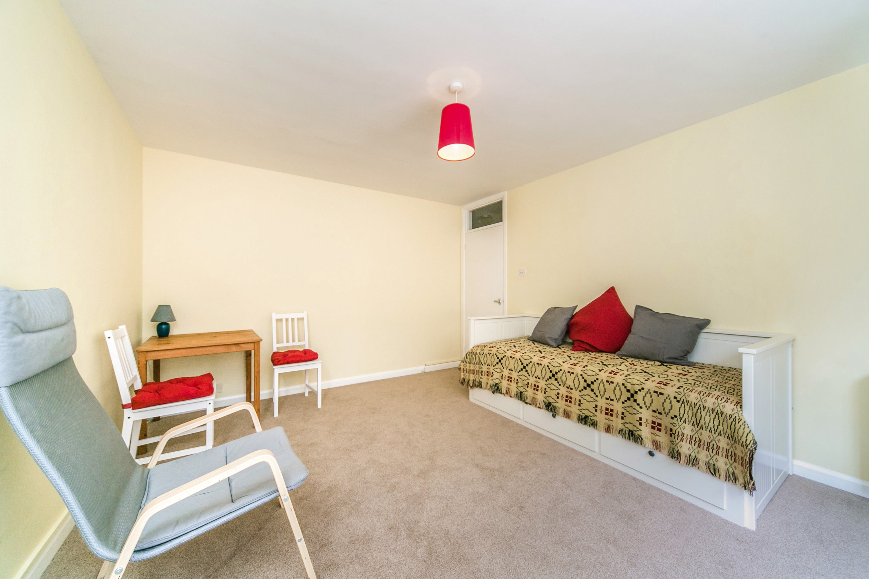 Flat Alexandra Road in Reading
