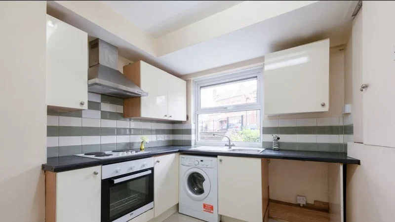 Room Calais Street in Greater London