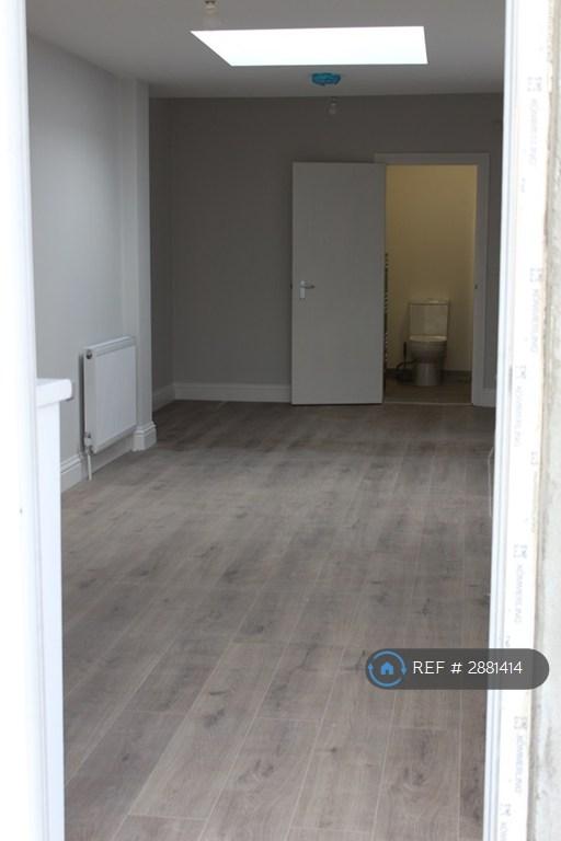 Room Roxy Avenue in Greater London