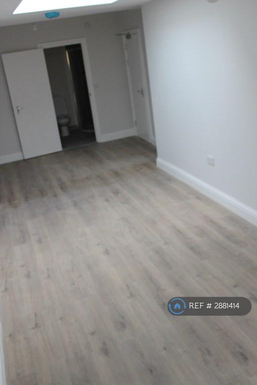 Room Roxy Avenue in Greater London