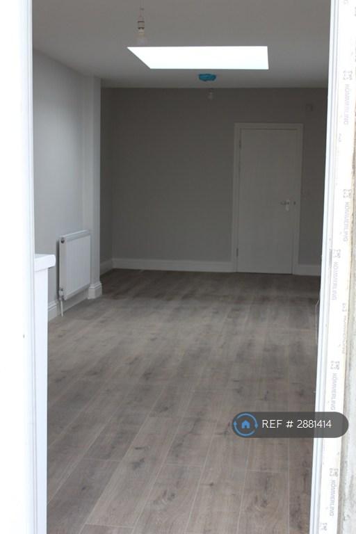 Room Roxy Avenue in Greater London