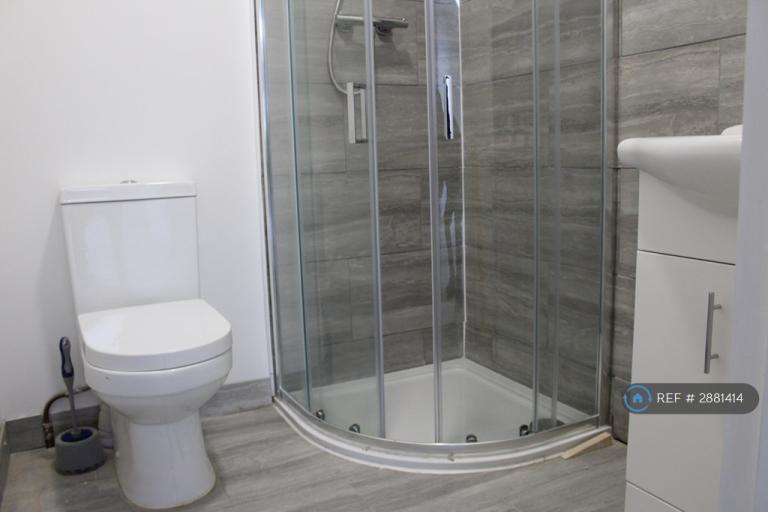 Room Roxy Avenue in Greater London