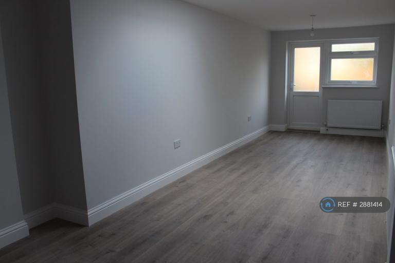 Room Roxy Avenue in Greater London
