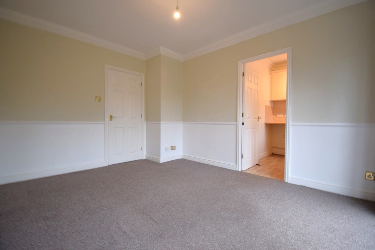 Flat Hardwick Court in Tamworth