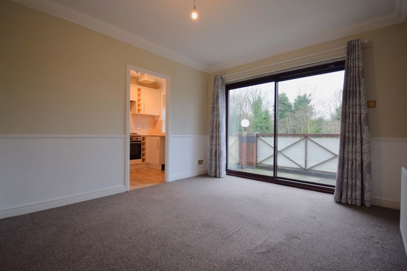 Flat Hardwick Court in Tamworth