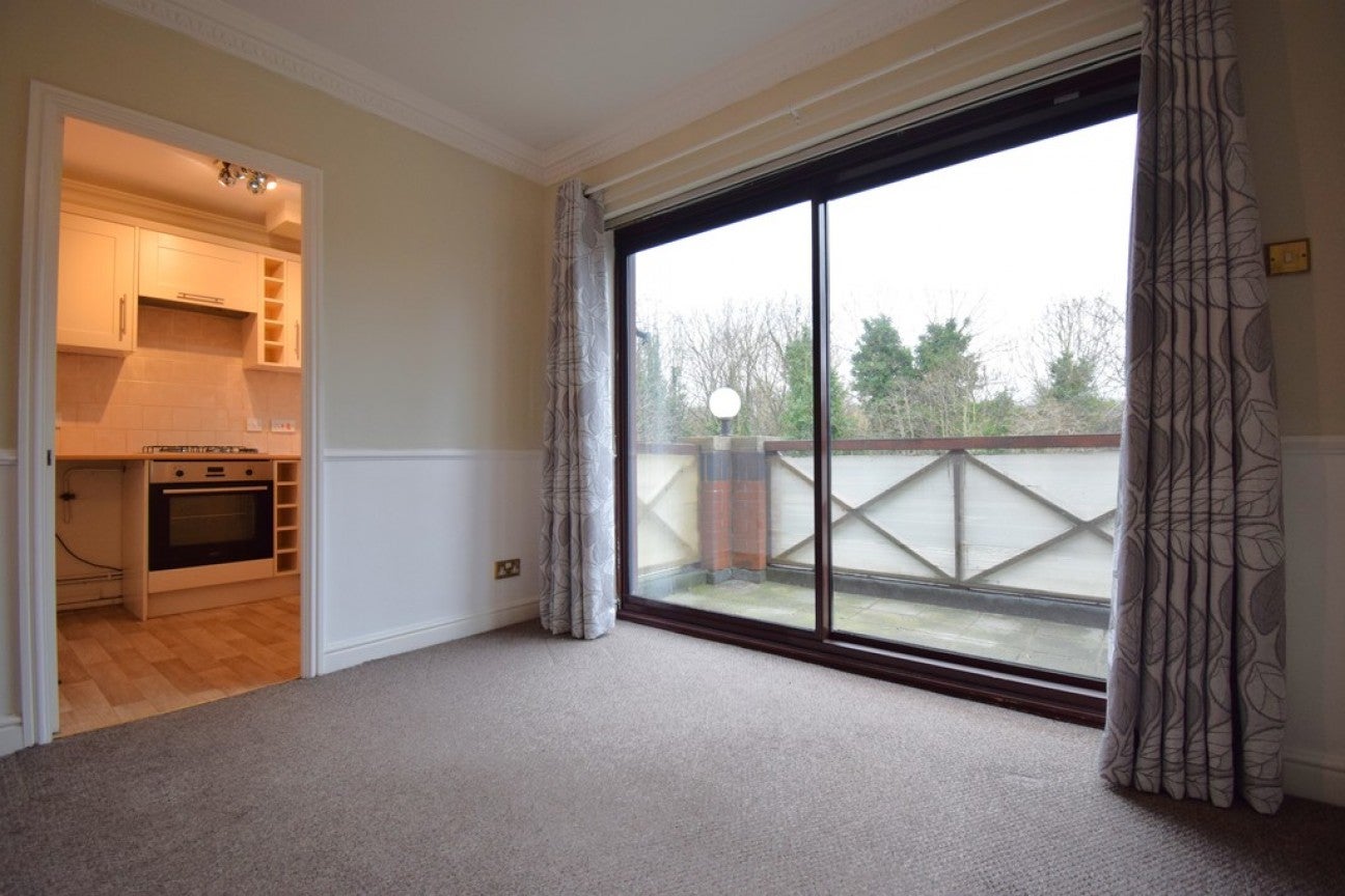 Flat Hardwick Court in Tamworth