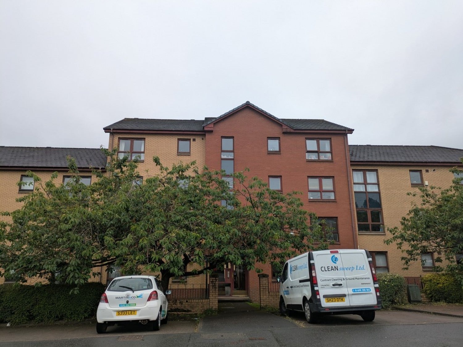 Flat Grovepark Court in Glasgow