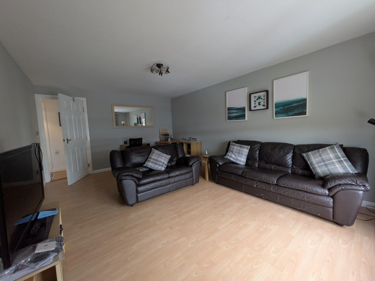 Flat Grovepark Court in Glasgow