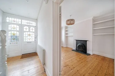 Flat Estcourt Road in Greater London