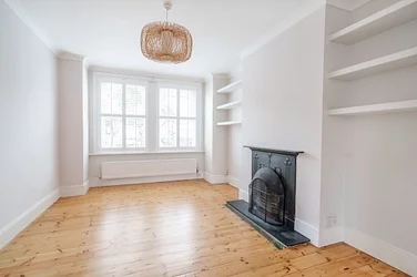 Flat Estcourt Road in Greater London
