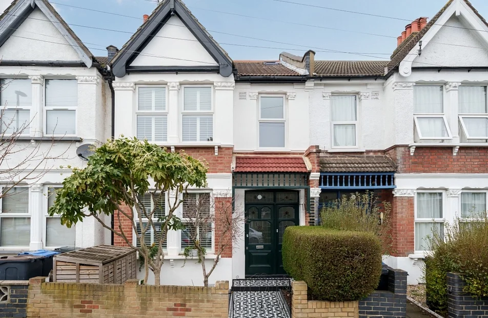 Flat Estcourt Road in Greater London